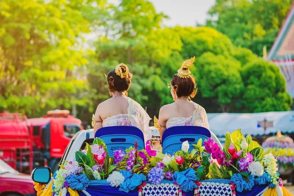 Hermosa Con Mujer Tradicionalmente Vestida Coronada Ser Miss Songkran Sentarse — Foto de Stock