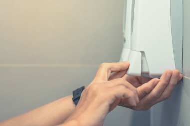 Ellerini yıkamak için lavaboda sıvı sabunla sabun pompalayan kadının ellerine yakın durun. Temizlik ve Sağlık Konsepti.