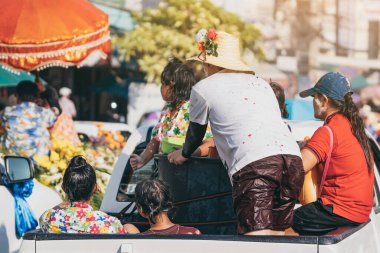 Taylandlılar Kanchanaburi, Tayland 'da birbirlerine su atarak Songkran' ı kutluyorlar..
