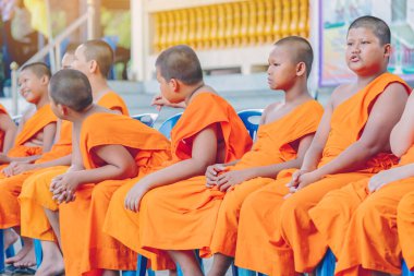 KANCHANABURI-THAILAND, Nisan 17, 2019: Tanımlanamayan acemiler 17 Nisan 2019 'da Tayland' ın Kanchanaburi kentinde yapılan Songkran festivalinin su boşaltma törenine katılın ve bekleyin.