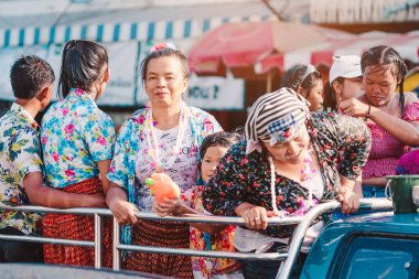 KANCHANABURI, THAILAND - 17 Nisan 2019: Songkran 'ı 17 Nisan 2019 tarihinde Kanchanaburi, Tayland' da birbirlerine su atarak kutlayan tanımlanamayan insanlar.