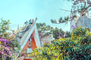 DALAT, VIETNAM. 26 Nisan 2019. Tanımlanamayan turistler 26 Nisan 2019 'da Dalat, Vietnam' daki Hang Nga Konuk Evi 'ne ziyarete geliyor. Vietnamlı kadın mimar Dang Viet Nga tarafından tasarlandı ve inşa edildi.