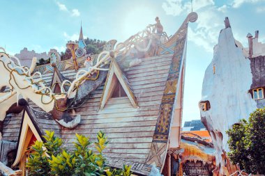 DALAT, VIETNAM. 26 Nisan 2019. Tanımlanamayan turistler 26 Nisan 2019 'da Dalat, Vietnam' daki Hang Nga Konuk Evi 'ne ziyarete geliyor. Vietnamlı kadın mimar Dang Viet Nga tarafından tasarlandı ve inşa edildi.