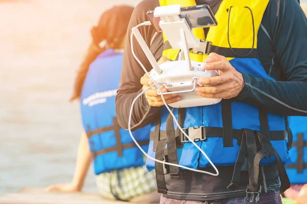 Jovem Colete Salva Vidas Azul Amarelo Que Controla Drone Para — Fotografia de Stock