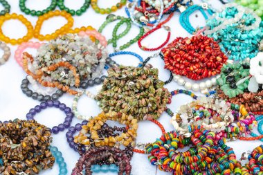 Renkli taş güzel bilezikler yapmak için kullanılır. Tayland halkının, Kanchanaburi, Tayland 'daki yerel pazarda satışta şansı olacağına dair dini bir inanıştır. Seçici odak.