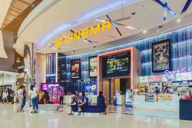 Kanchanaburi Tayland - 14 Aralık - Tanımlanamayan İnsanlar, 14 Aralık 2019 'da Kanchanaburi, Tayland' daki Robinson mağazasında filmi izlemek için saati bekliyorlar