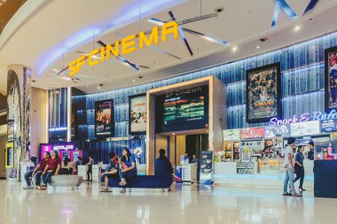 Kanchanaburi Tayland - 14 Aralık - Tanımlanamayan İnsanlar, 14 Aralık 2019 'da Kanchanaburi, Tayland' daki Robinson mağazasında filmi izlemek için saati bekliyorlar