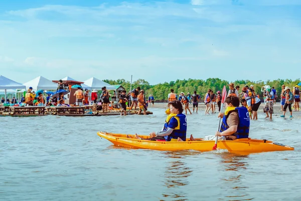 2019年4月15日 不明身份的游客乘坐木筏旅行 在2019年4月15日在泰国昌塔布里的Bang Chan 无地村 放松和划船 — 图库照片