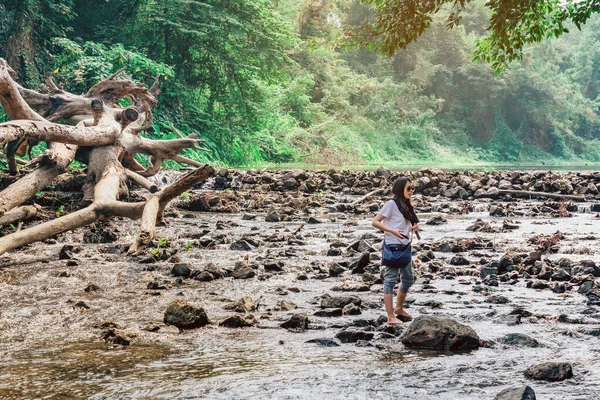 RATCHABURI THAILAND-JANUARY 19. 2020: Ratchaburi Tayland 'da 19 Ocak 2020' de Ohpoi Market 'te kimliği belirsiz insanlar ziyarete, dinlenmeye ve yüzmeye geliyor.