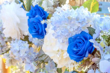 Yapay mavi ve beyaz çiçekler kemeri düğün arkaplanı olarak süsler. Çiçek arka planı. Seçici odak.