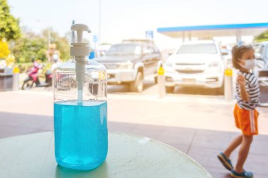 KANCHANABURI THAILAND - 22 Mart 2020 'de Kanchanaburi, Tayland' da PTT benzin istasyonunda müşterilere hizmet veren grip virüsünün önlenmesi için el yıkama jeli dezenfektanı.