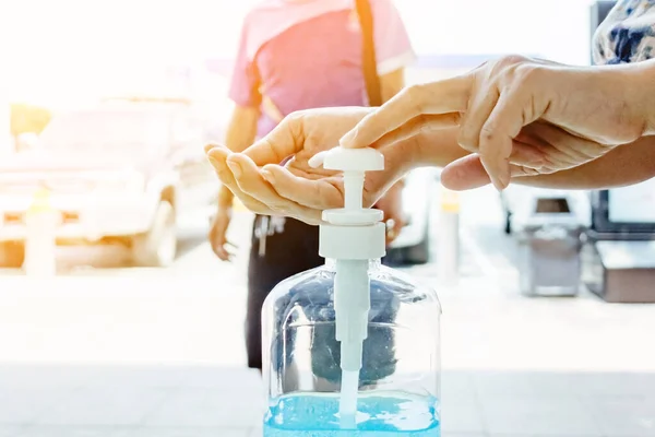Женщина Использует Руку Нажать Бутылку Дезинфицирующего Средства Рук Вымыть Руку — стоковое фото