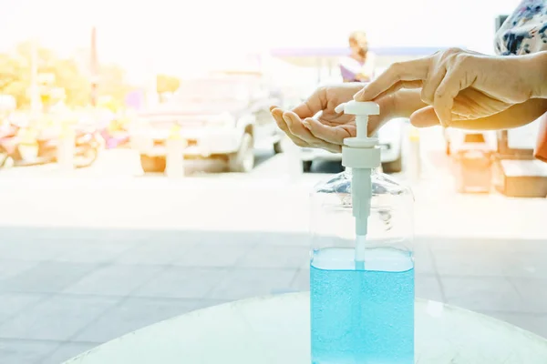Kadın Şehirde Elini Temizlemek Için Dezenfektanı Şişesine Basıyor Grip Virüsü — Stok fotoğraf