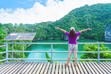 Koh Mae Ko Adası 'ndaki Thale Nai' deki ünlü tuzlu su zümrüdünde Mu Ko Ang Tanga Ulusal Parkı 'ndaki Mavi Göl' ün (Emerald Lake) doğa manzarasına bakan mutlu kadın manzarası.