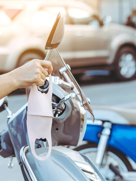 Tangan Wanita Memilih Topeng Yang Digantung Pegangan Sepeda Motor Untuk — Stok Foto