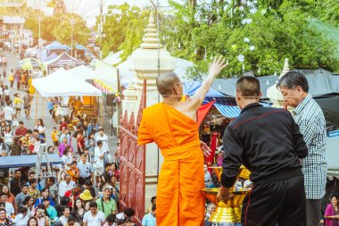 NAKHON THAILAND - NOVEMBER 16: Kimliği belirlenemeyen Tayland rahipleri, Tayland 'ın Nakhon Pathom kentinde Kasım 16.2019' da Wat Phra Pathommachedi 'de yapılan dini bir sadaka töreni olarak fakir / görgü tanıklarına kurdele-çiçek verdi.