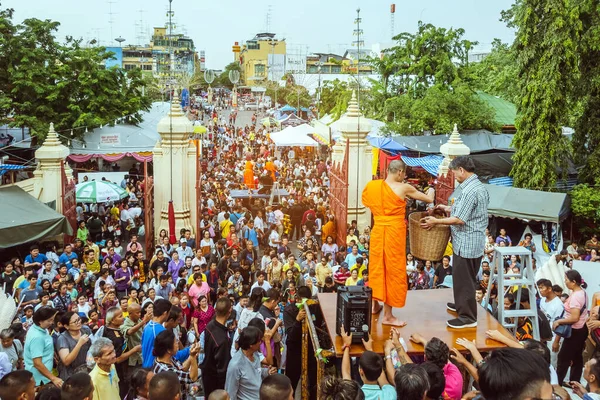 Nakhon Pathom Thailand 11月16日 不明身份的泰国僧侣于2019年11月16日在泰国Nakhon Pathom的Wat Phra Pathommachedi向穷人 旁观者赠送彩带花 作为祭祀的宗教仪式 — 图库照片