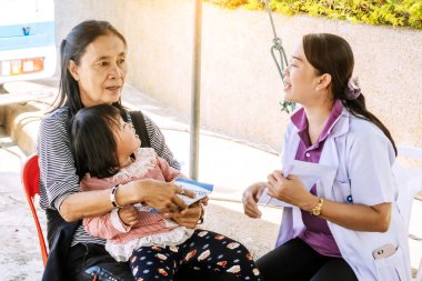 KANCHANABURI THAILAND - 14 ARALIK: 14 Aralık 2019 tarihinde Kanchanaburi, Tayland 'da halk parkındaki göz muayenesi hizmetleri için mobil bir hastane birimi.