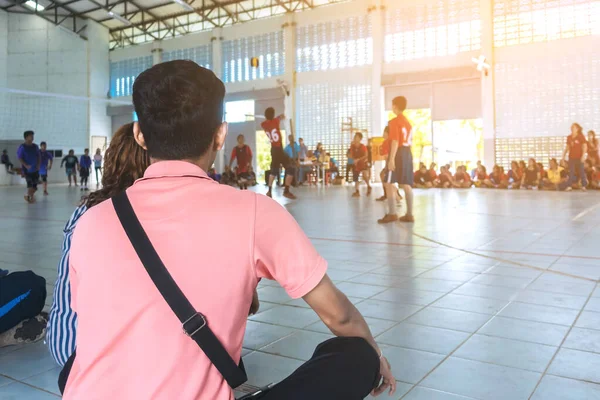 Back View Asian Parents Cheering Childrens Learn Playing Volleyball School — Stock Photo, Image