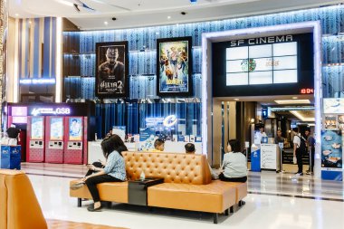 KANCHANABURI THAILAND - 16 Şubat: Kimliği belirsiz insanlar filmi izlemek için 16 Şubat 2020 'de Kanchanaburi, Tayland' daki Robinson mağazasında bekliyorlar