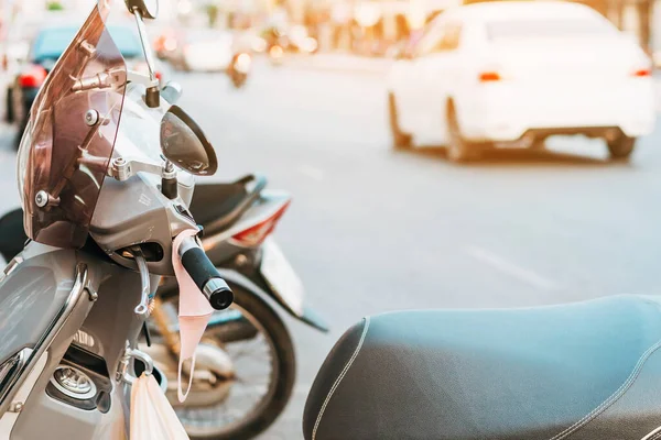 Una Máscara Colgando Una Manija Motocicleta Para Prevenir Gérmenes Covid — Foto de Stock