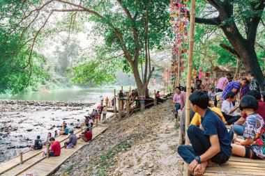 RATCHABURI THAILAND-JANUARY 19. 2020: Ratchaburi Tayland 'da 19 Ocak 2020' de Ohpoi Market 'te kimliği belirsiz insanlar ziyarete, dinlenmeye ve yüzmeye geliyor.