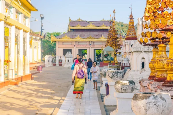 Bagan Myanmar Ledna 2019 Neidentifikovaní Turisté Dělají Zásluhy Fotografují Shwezigon — Stock fotografie