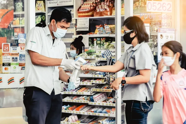 Kanchanaburi Thailand April 2020 Niet Geïdentificeerde Officier Gebruikt Thermometer Scan — Stockfoto