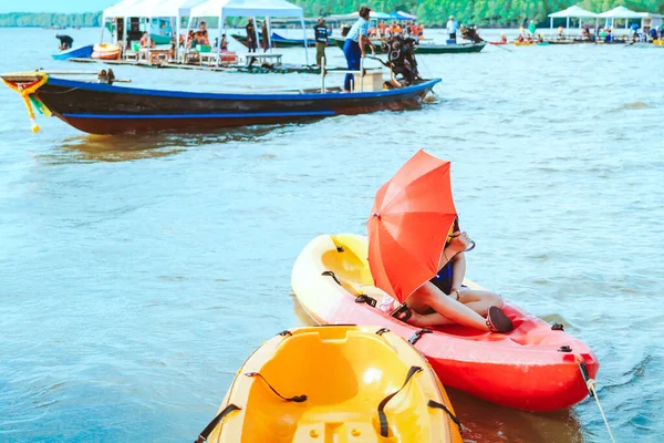 Női Turista Utazni Tutaj Hajók Pihenni Kajakozni Nézni Vörös Sólymok — Stock Fotó