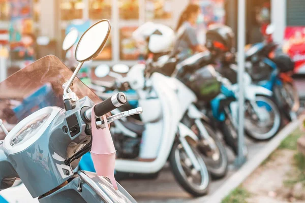 Topeng Tergantung Gagang Sepeda Motor Untuk Mencegah Kuman Covid Pinggir — Stok Foto