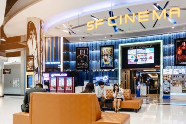 KANCHANABURI THAILAND - 18 Şubat: Tanımlanamayan İnsanlar 18 Şubat 2020 'de Kanchanaburi, Tayland' daki Robinson mağazasında filmi izlemek için zamanı bekliyorlar