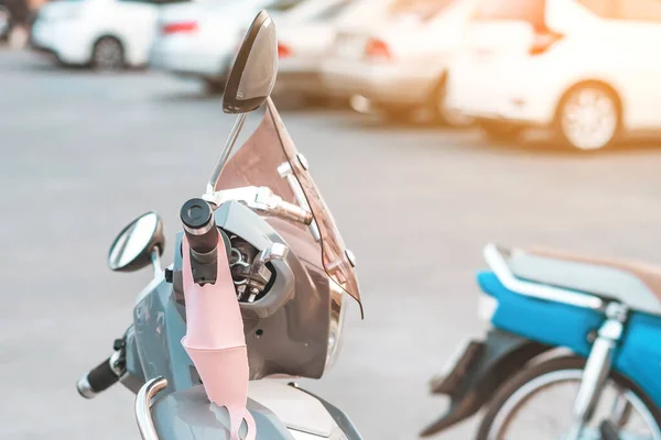 Una Máscara Colgando Una Manija Motocicleta Para Prevenir Gérmenes Covid —  Fotos de Stock