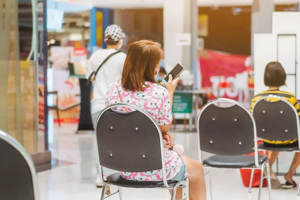 Visszapillantás Emberek Rendelni Ételt Várja Hogy Vigye Haza Belül Áruház — Stock Fotó