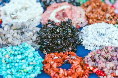 Renkli taş güzel bilezikler yapmak için kullanılır. Tayland halkının, Kanchanaburi, Tayland 'daki yerel pazarda satışta şansı olacağına dair dini bir inanıştır. Seçici odak.