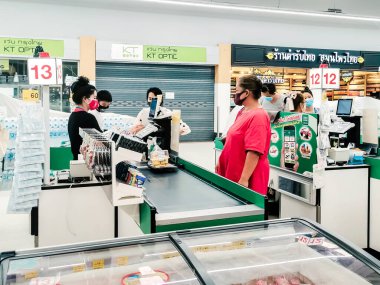 KANCHANABURI, THAILAND - APRIL 12,2020: Coronavirus (covid -2019) için yüz koruması takan kimliği belirsiz müşteriler ve 12 Nisan 2020 tarihinde Kanchanaburi, Tayland 'da Tesco Lotus' ta alışveriş.