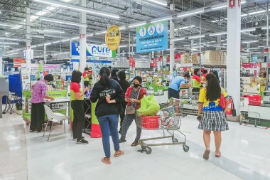 KANCHANABURI, THAILAND - 11 Nisan 2020: Coronavirus (covid -2019) ve 11 Nisan 2020 tarihinde Kanchanaburi, Tayland 'da Big C Supermarket' ten alışveriş yapan kimliği belirsiz müşteriler.