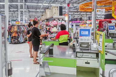 KANCHANABURI, THAILAND - 11 Nisan 2020: Coronavirus (covid -2019) ve 11 Nisan 2020 tarihinde Kanchanaburi, Tayland 'da Big C Supermarket' ten alışveriş yapan kimliği belirsiz müşteriler.