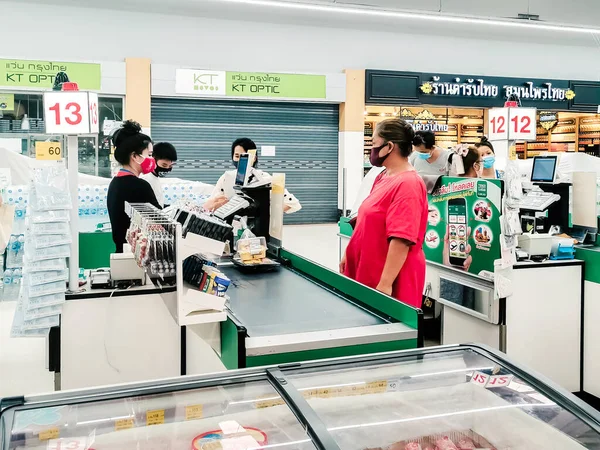 KANCHANABURI, THAILAND - APRIL 12,2020: Coronavirus (covid -2019) için yüz koruması takan kimliği belirsiz müşteriler ve 12 Nisan 2020 tarihinde Kanchanaburi, Tayland 'da Tesco Lotus' ta alışveriş.
