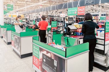 KANCHANABURI, THAILAND - APRIL 12,2020: Coronavirus (covid -2019) için yüz koruması takan kimliği belirsiz müşteriler ve 12 Nisan 2020 tarihinde Kanchanaburi, Tayland 'da Tesco Lotus' ta alışveriş.