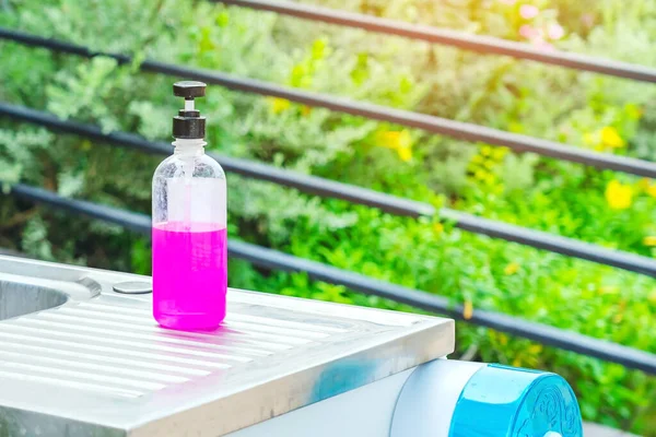Rosa Alkohol Gel Flaska Eller Antibakteriell Tvål Saneringsmedel Aluminium Sänkor — Stockfoto