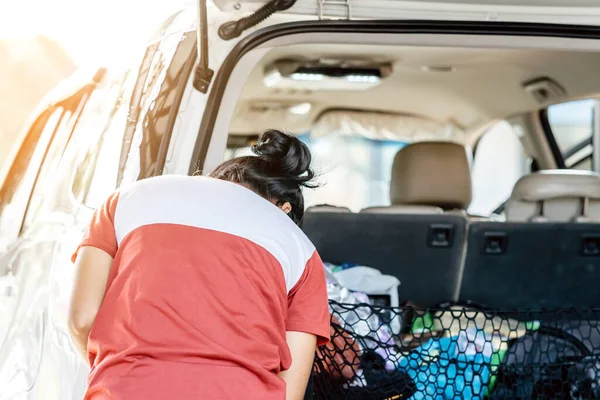 Frau Reinigt Auto Nach Autowäsche Mit Gebläse Und Mikrofaser — Stockfoto