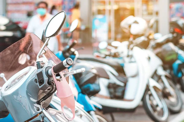 Topeng Tergantung Gagang Sepeda Motor Untuk Mencegah Kuman Covid Pinggir — Stok Foto