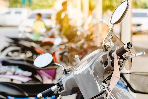 一种挂在摩托车把手上的面罩 以防止城市路边的细菌 Covid Corona病毒保护概念 — 图库照片