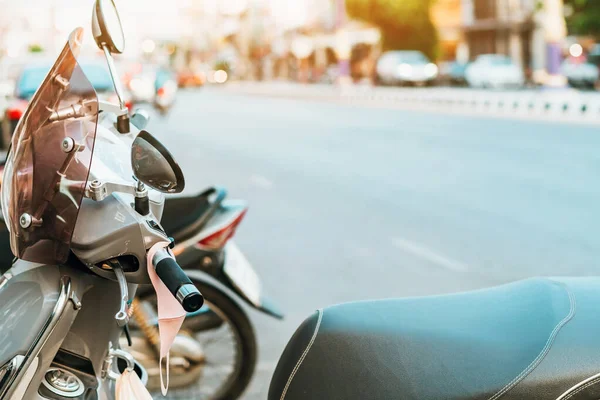 一种挂在摩托车把手上的面罩 以防止城市路边的细菌 Covid Corona病毒保护概念 — 图库照片
