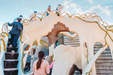 DALAT, VIETNAM. 26 Nisan 2019. Tanımlanamayan turistler 26 Nisan 2019 'da Dalat, Vietnam' daki Hang Nga Konuk Evi 'ne ziyarete geliyor. Vietnamlı kadın mimar Dang Viet Nga tarafından tasarlandı ve inşa edildi.