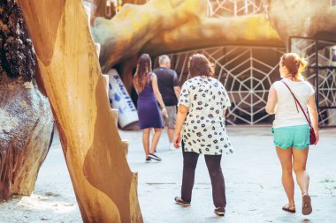 DALAT, VIETNAM. 26 Nisan 2019. Tanımlanamayan turistler 26 Nisan 2019 'da Dalat, Vietnam' daki Hang Nga Konuk Evi 'ne ziyarete geliyor. Vietnamlı kadın mimar Dang Viet Nga tarafından tasarlandı ve inşa edildi.