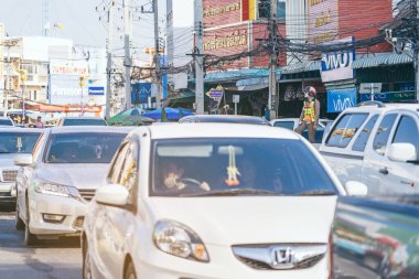 KANCHANABURI, THAILAND - 17 Nisan 2019: Kimliği belirsiz trafik polisi memurları, 17 Nisan 2019 'da Kanchanaburi, Tayland' da Songkran festivalinde ulaşımla şehir caddesinde hizmet veriyor..