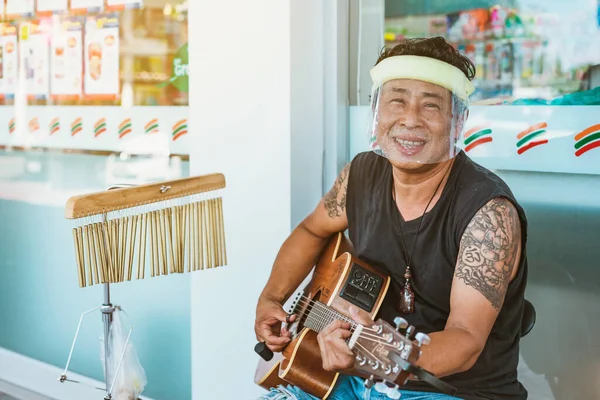 Kanchanaburi Thailand April 2020 Oidentifierad Gatumusiker Bär Ansiktsmask Som Spelar — Stockfoto