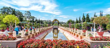 DALAT-VIETNAM-APRIL 27, 2019: 27 Nisan 2019 DALAT, Vietnam 'da ünlü çiçek parkının güzel manzarası.