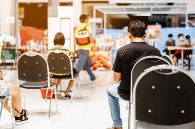 Coronavirus (Covid-19) nedeniyle insanların yemek siparişi vermelerini ve alışveriş merkezinin kapanışını beklemelerini, restoranların yemek için bekledikleri sosyal mesafelere sandalye koymalarını,.